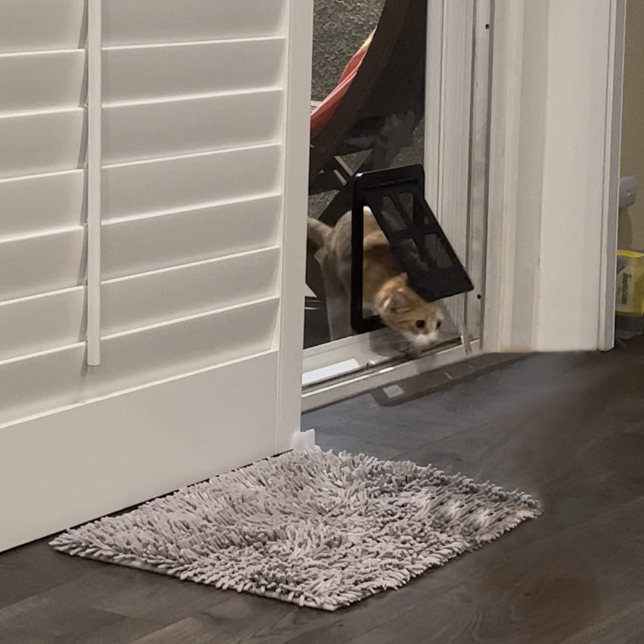 چهار قفل کشویی به شما کمک می‌کند درب سگ/گربه را ایمن‌تر قفل کنید، مطمئن شوید که حیوان خانگی شما وقتی در خانه نیستید سرگردان نمی‌شود یا گم نمی‌شود، بنابراین می‌توانید با خیال راحت بیرون بروید.