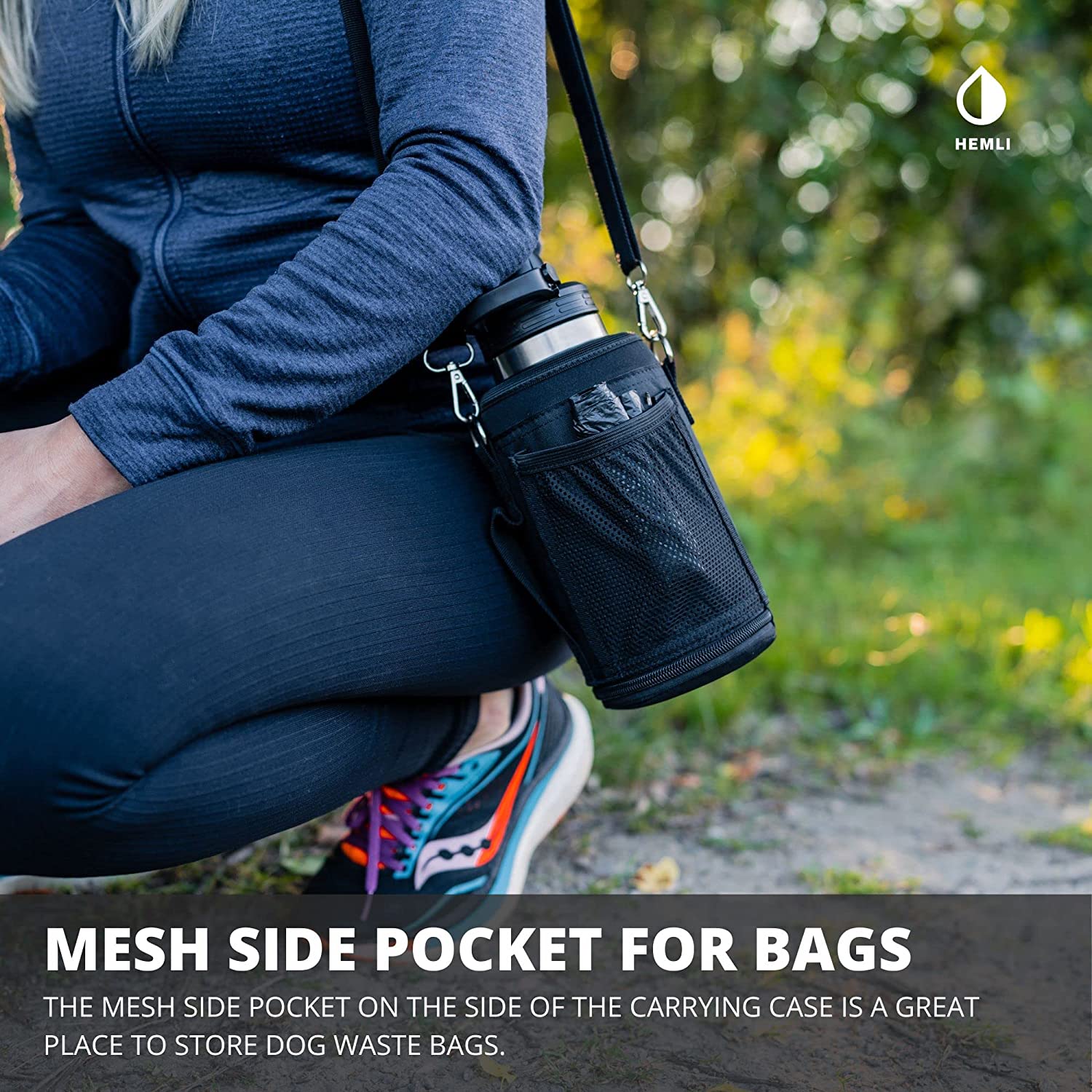 یک محفظه مشبک در کنار کیف حمل، مکان مناسبی برای نگهداری کیسه های مدفوع سگ شما است