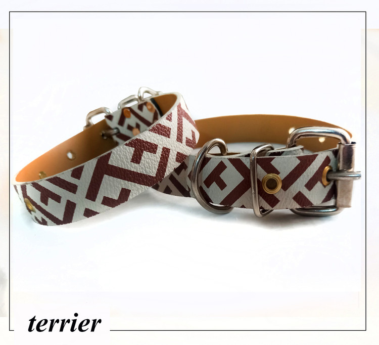 تهیه شده از چرم باکیفیت مصنوعی در طرح های زیبا و شیک مناسب انواع سگهای سبک وزن می باشد.