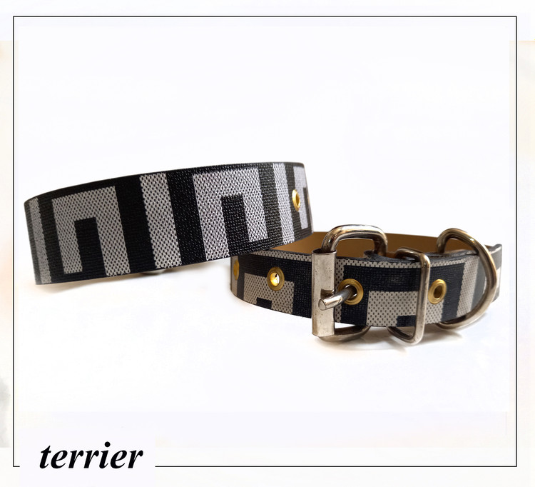 تهیه شده از چرم باکیفیت مصنوعی در طرح های زیبا و شیک مناسب انواع سگهای سبک وزن می باشد.