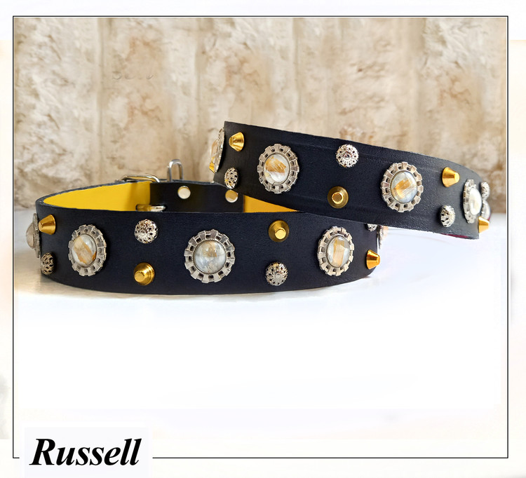 تهیه شده از چرم طبیعی و یراق مرغوب و نگینهای با کیفیت بالا میباشد . مناسب انواع سگ های بزرگ.