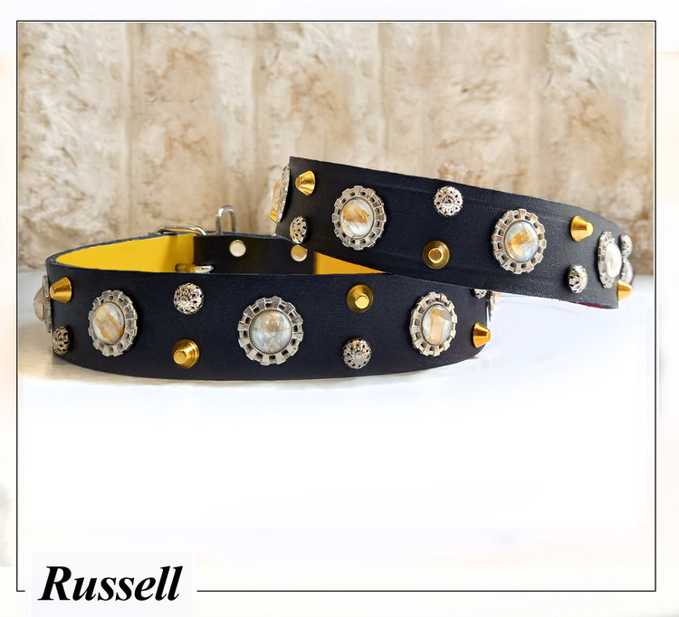 تهیه شده از چرم طبیعی و یراق مرغوب و نگینهای با کیفیت بالا میباشد . مناسب انواع سگ های بزرگ.