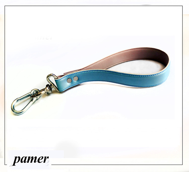 لید پامر تهیه شده از چرم مصنوعی و یراق فولادی مناسب سگهای بزرگ جهت همراهی در مکانهای خاص می باشد.