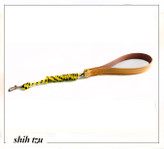 تهیه شده از چرم مصنوعی و طناب پاراکورد در رنگ ها ی شاد و زیبا مناسب سگ های بازیگوش