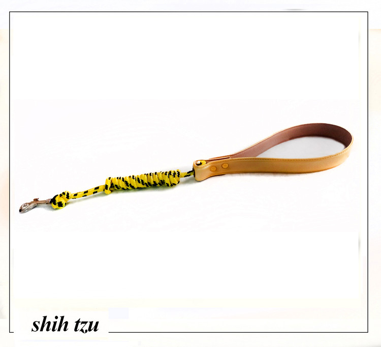 تهیه شده از چرم مصنوعی و طناب پاراکورد در رنگ ها ی شاد و زیبا مناسب سگ های بازیگوش