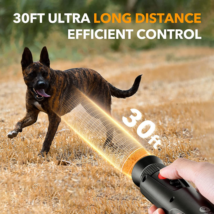 دستگاه کنترل پارس به اندازهای قوی است که توجه سگها را جلب کند تا گوش کنند، اما بر انسان تأثیر نمیگذارد.