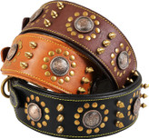 قلاده سگ با ترکیبی از کونچوهای طرح گل، سنبله های قارچی و پرچ های چکشی طراحی شده است که به طرز خیره کننده ای شیک است