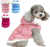 ژاکت شیک پایین توله سگ با کلاه جداشدنی و حلقههای خزدار داخل آن عرضه میشود که بسیار نرم و راحت هستند.