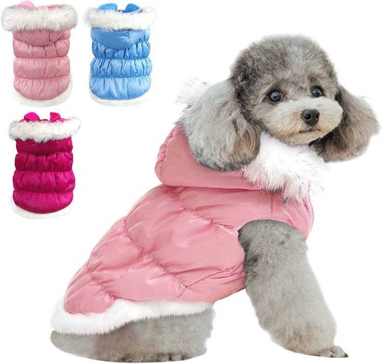 ژاکت شیک پایین توله سگ با کلاه جداشدنی و حلقههای خزدار داخل آن عرضه میشود که بسیار نرم و راحت هستند.