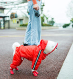 پاهای شلوار را بلند کنید، پاها کاملاً پیچیده شده، خیس نشوند