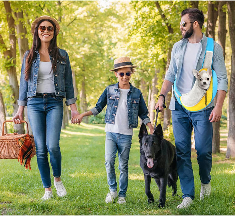 یک جیب مشبک روی شانه برای نگهداری تلفن همراه و سایر اقلام کوچک