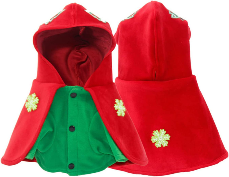 تکه گلدوزی زیبا روی پانچو، برف و درخت. به نام کلاه قرمزی، که تحسین بسیاری را برانگیخته است، فضای جشن را افزایش می دهد