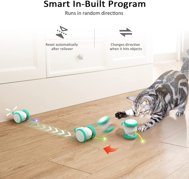 اسباببازی گربهای داخل خانه ما دارای چرخهایی در دو طرف است که به آن امکان میدهد همیشه با زیپ به اطراف بپیچد و بعد از اینکه گربهی چابک شما را به سمت پهلو بکشید، به سمت عقب حرکت کند.