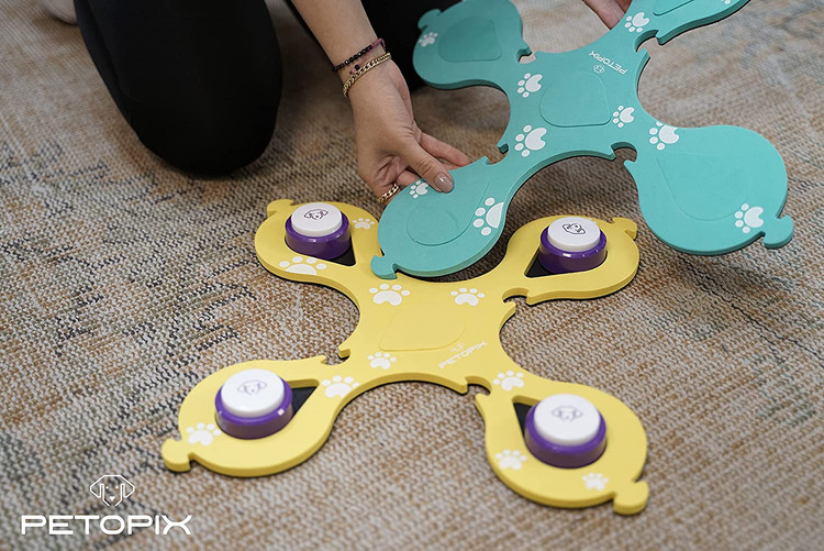 ماموریت ما این است که به حیوان خانگی دوست داشتنی شما کمک کنیم تا با استفاده از ست دکمه صحبت کردن سگ با کیفیت برتر ما ارتباط بهتری با شما داشته باشد. ما پشت محصول خود ایستاده ایم و رضایت شما را تضمین می کنیم