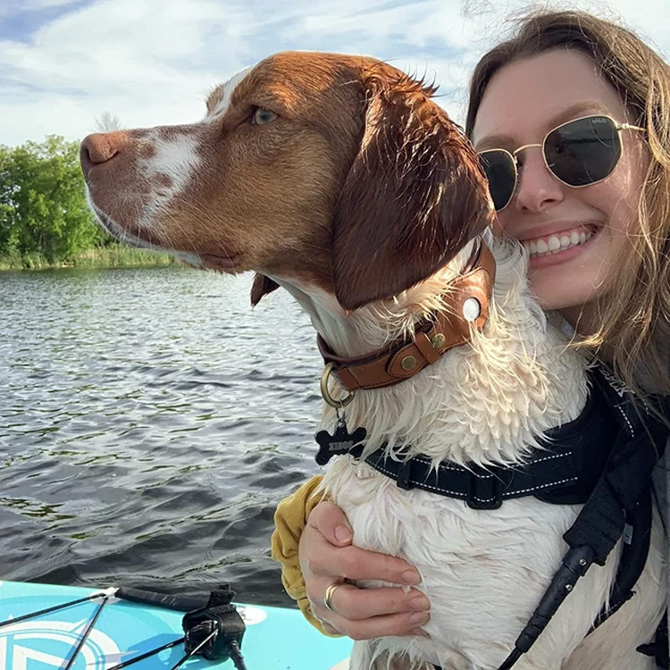 قلاده سگ AirTag چرمی ما دارای یک براکت داخلی است که به Apple AirTag متصل میشود