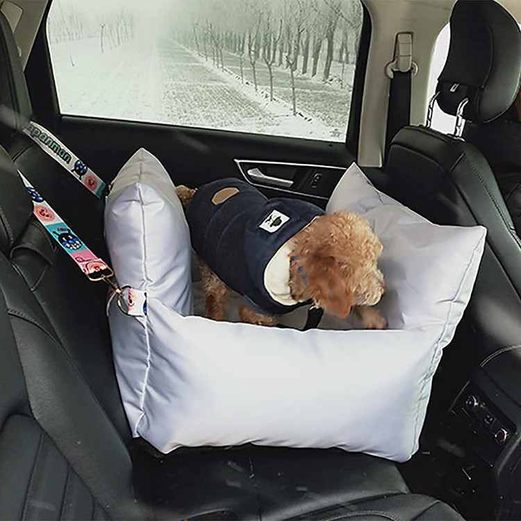 میتوان از آن به عنوان صندلی کمکی در ماشین یا به عنوان تخت سگ در داخل خانه استفاده کرد.