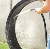 برخی از گربه ها به طور طبیعی روی چرخ ها راه می روند، اما برخی دیگر مدتی طول می کشد تا به چرخ ها عادت کنند