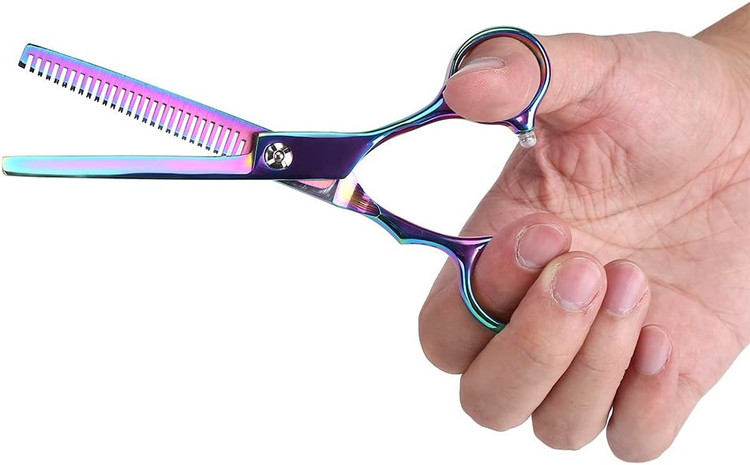 این قیچی مزیت های کوچکی دارد، بنابراین در دست گرفتن بسیار راحت و حمل آن آسان است