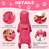 کلاه و کمر با بند طراحی شده است تا بارانی را بهتر و نزدیک به سگ بپوشاند.