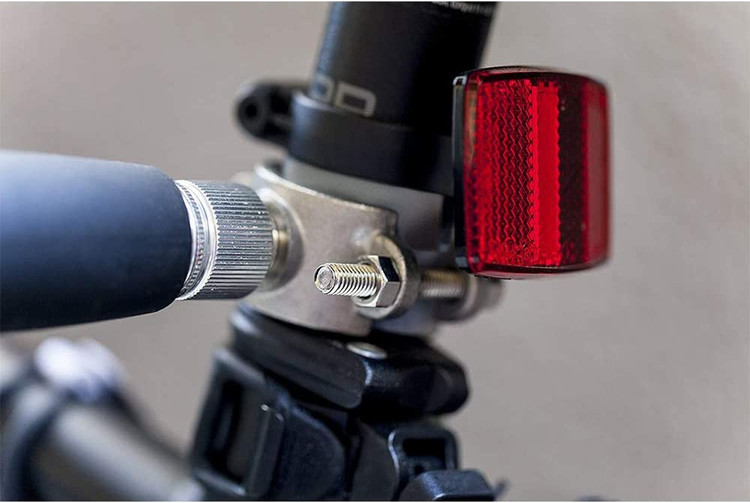 پایه اتصال و دسته چوبی مجهز به لاستیک است که جلوه چسبندگی خوبی را فراهم می کند و از کبودی و خراش دوچرخه شما محافظت می کند.